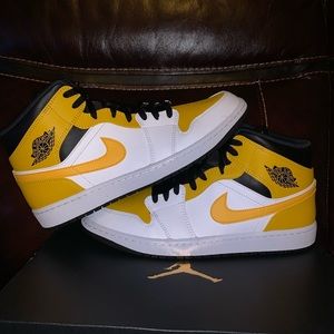 DS Jordan 1 mid university gold size 12M